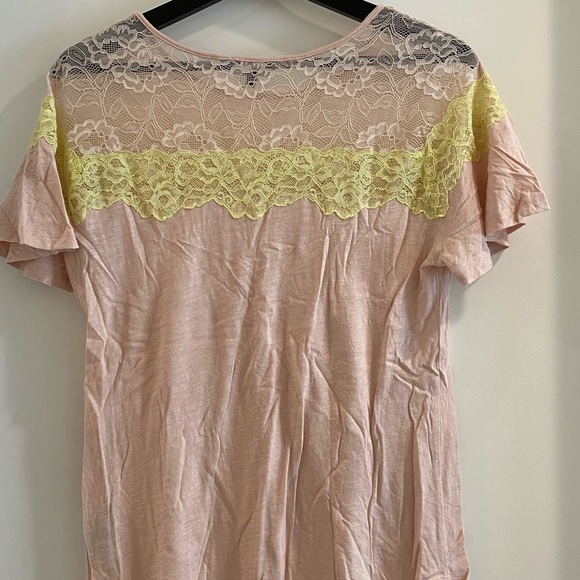 😁light pink tee shirt with yellow and pink lace - Picture 2 of 3